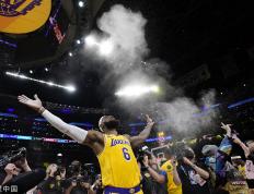 世俱杯分组-经典回顾篮球传奇场面再度上演，打破时光