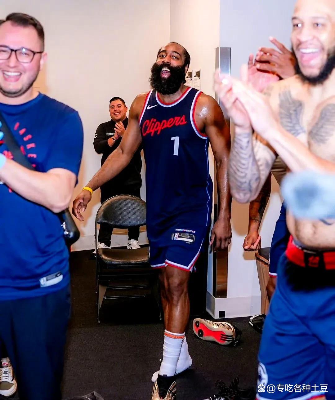 世俱杯分组-勇士队主场力克快船队